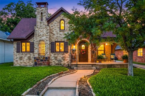 Photo of 815 W Woodard Street, Denison, TX 75020 (MLS # 21304911)