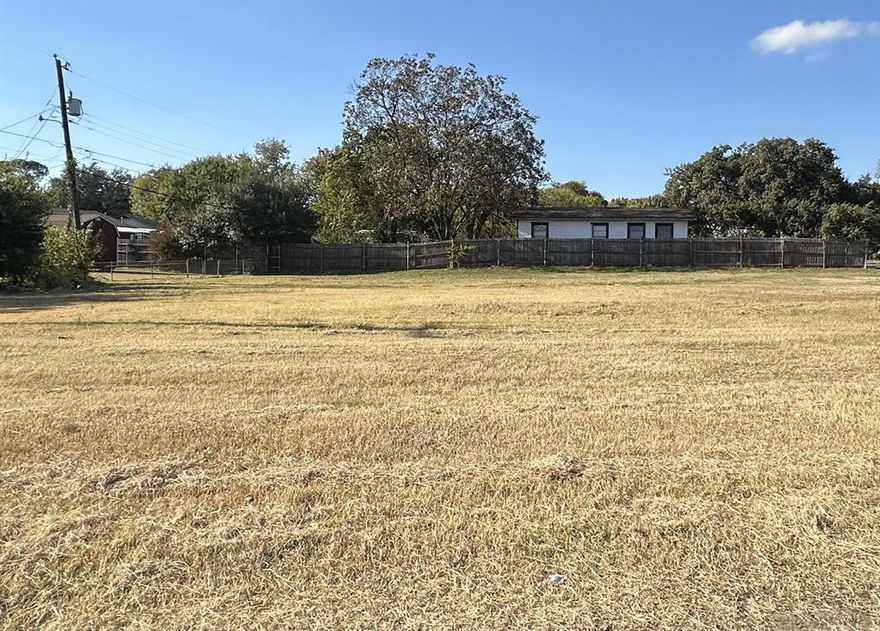 Great location for small business.  Can be seen from I-35     Utilities are available   Possible owner finance with 30% down   1 side of property is commercial and 3 sides of property are multi family