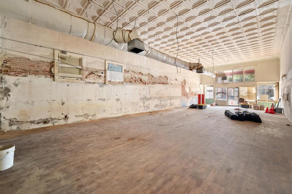 Corsicana - Commercial Sale