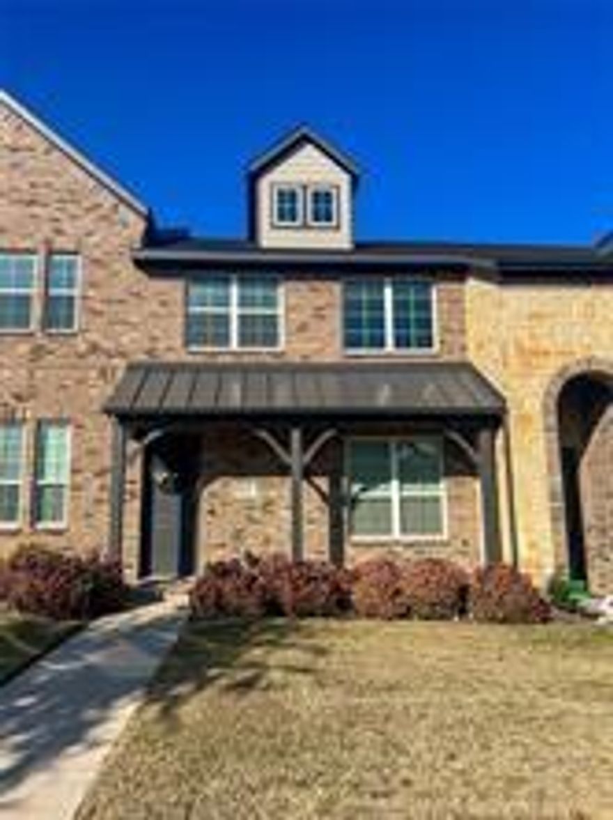 Come claim this beautiful 2020 like new, CB Jeni townhome in the acclaimed community of Riverset! Spacious 2 bed, 2.1 bath home has an extended and inviting front porch. As you enter the front door, light & bright seamless living awaits you in this open living, dining, and kitchen floor plan. There are vaulted ceilings, natural light throughout, storage, & tile throughout the downstairs. The kitchen has granite counters, subway tile backsplash, stainless steel appliances, 5 gas burner range, white cabinets, extended bar top for seating & large walk-in pantry. Both bedrooms are upstairs, separated by landing with open balcony. Primary retreat boasts stunning finishes like grand windows, modern tile, quartz countertop, dual sinks, extended shower with seat, vanity & extended closet. The 2nd bedroom is oversized with walk in closet. Home is conveniently close to retail, shopping, schools, dog park, community pool, parks and trails. The fridge, washer, & dryer is included!!