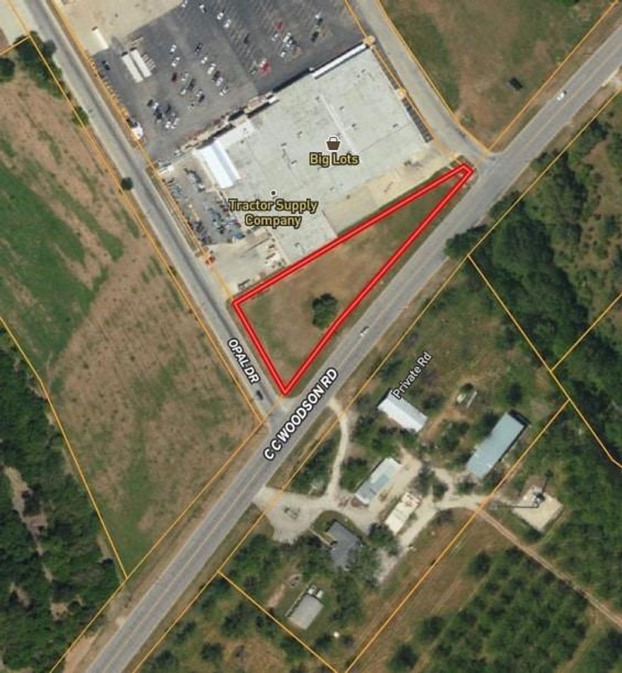 This property has a great location that is flat and ready for use. Being flat makes it easy to build on or use for different activities. It also has easy access for vehicles and pedestrians, which is very convenient. However, it is important to note that the area is in a flood plain, so good planning is needed to protect against flooding. Overall, this location offers many advantages and can be a useful space for various purposes.