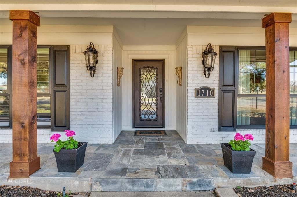 Photo of 1710 N Dickerson Dr, Pantego, TX 76013 (MLS # 21189562)