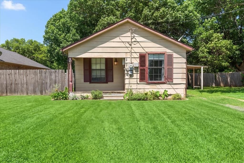 Photo of 1311 S Clements Street, Gainesville, TX 76240 (MLS # 21301837)