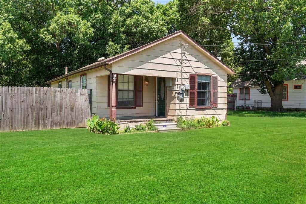 Photo of 1311 S Clements Street, Gainesville, TX 76240 (MLS # 21301837)