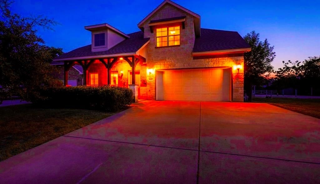 Photo of 700 N Irving Heights Drive, Irving, TX 75061 (MLS # 21251990)