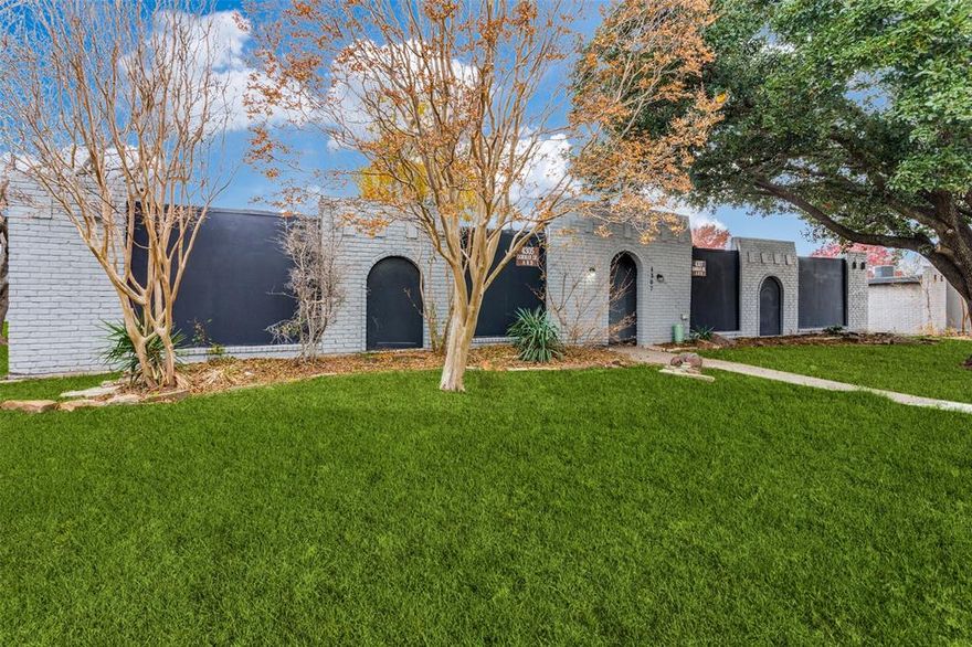 Charming 2 bed 2 bath Duplex in Westcliff.  Minutes from Downtown Fort Worth with quick access to Trinity Trails, Fort Worth, Zoo, TCU  and other attractions, dining and shopping.