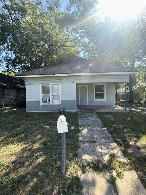 Photo of 728 Ritchey Street, Gainesville, TX 76240 (MLS # 21270953)