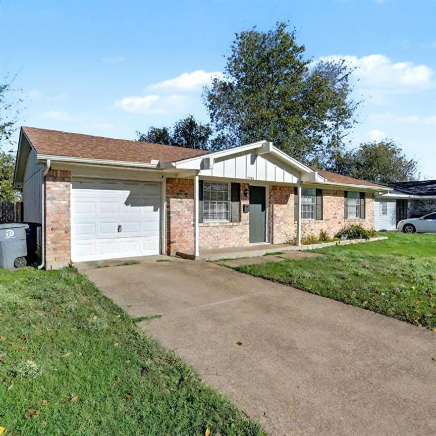 Nice 3 Bedroom Home with Modern Upgrades & Large Fenced Backyard – Dallas, TX

Welcome to this beautifully maintained 3-bedroom, 1.5-bath home offering fantastic curb appeal and stylish updates. The inviting interior features easy care wood look flooring, stainless steel appliances, and granite countertops, blending comfort with contemporary design. Enjoy a great floorplan with spacious living area, generously sized bedrooms, and ample storage for your everyday needs. Step outside to a private fenced backyard—perfect for relaxing evenings or entertaining guests.

Located just minutes from major highways, shopping, and dining, this home provides both comfort and convenience in a great Dallas location.