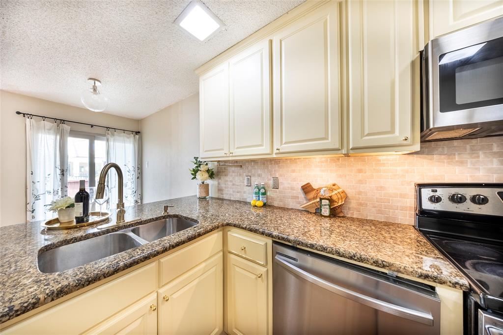 Villas Condo At Pkwy Village - Residential