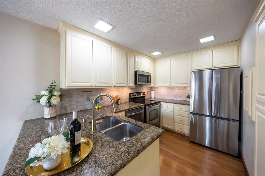 Villas Condo At Pkwy Village - Residential