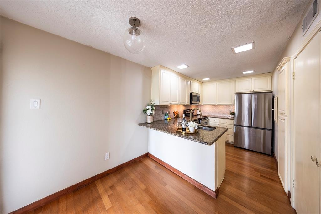 Villas Condo At Pkwy Village - Residential