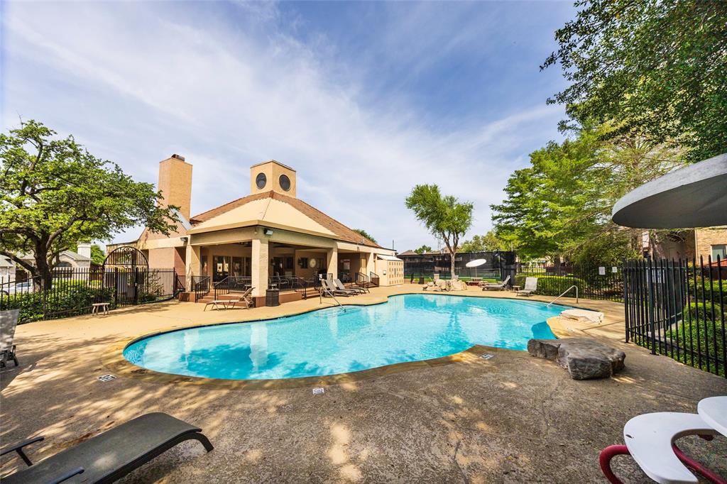 Villas Condo At Pkwy Village - Residential