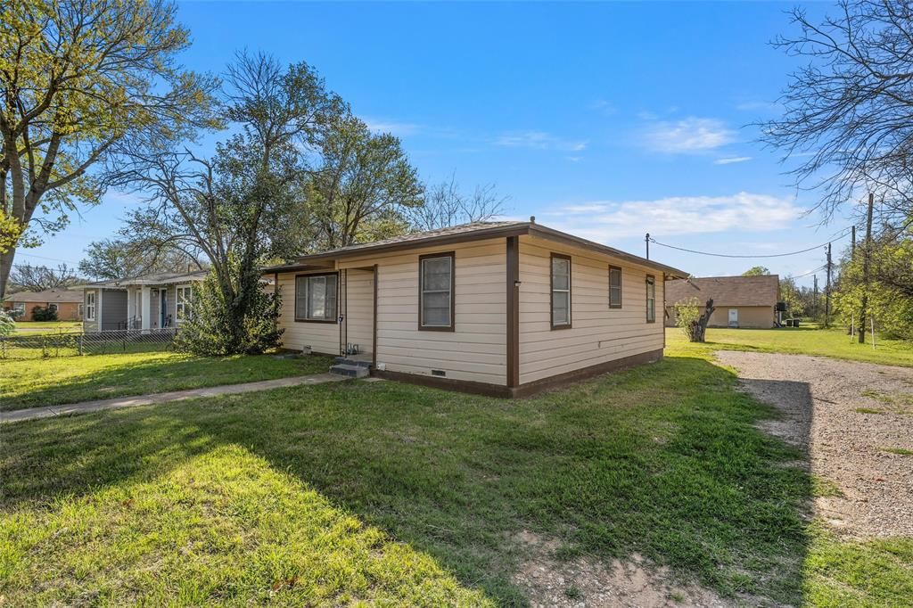Photo of 915 Faulkner Lane, Waco, TX 76704 (MLS # 21214308)