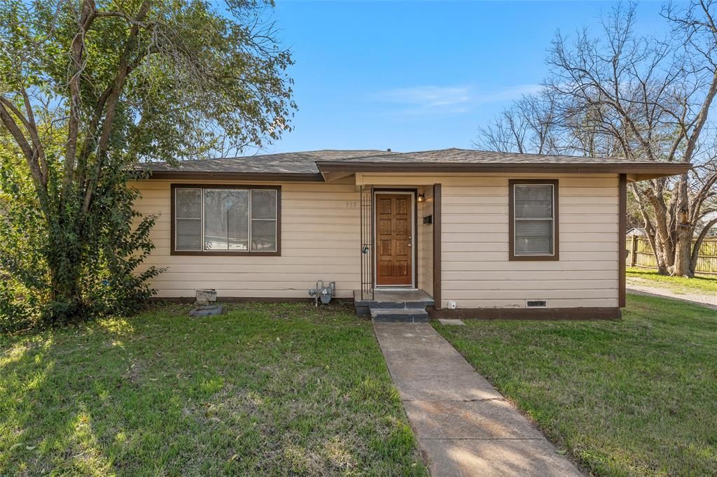 Photo of 915 Faulkner Lane, Waco, TX 76704 (MLS # 21214308)