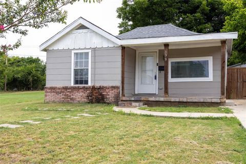 Photo of 936 E Cantey Street, Fort Worth, TX 76104 (MLS # 21341428)