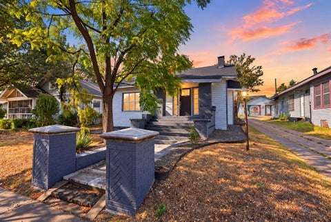 Photo of 809 Cristler Avenue, Dallas, TX 75223 (MLS # 21392525)