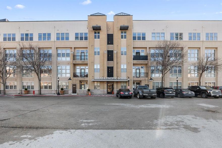 Experience the best of downtown Fort Worth living in this spacious 2-bedroom, 2-bath condo in the highly sought-after T&P MID-RISE, just minutes from the vibrant energy of SUNDANCE SQUARE. Designed for MODERN URBAN LIVING, this open-concept home features GRANITE COUNTERTOPS, STAINLESS STEEL APPLIANCES, STAINED CONCRETE FLOORS, OVERSIZED CLOSETS, and a FULL-SIZE WASHER AND DRYER. Abundant NATURAL LIGHT fills the space, while recent updates—including FRESH PAINT, NEW BLINDS, and NEW CEILING FANS—add a crisp, MOVE-IN-READY feel.
Residents enjoy FULL-SERVICE AMENITIES, including a 24 hrs. FRONT DESK CONCIERGE, FULLY EQUIPPED FITNESS CENTER, RESORT-STYLE POOL, and INVITING COMMON AREAS, all designed to elevate everyday living. Step outside and immerse yourself in everything downtown has to offer. From FINE DINING and LIVE MUSIC to THEATERS, ART GALLERIES, BOUTIQUE SHOPPING, and YEAR-ROUND EVENTS, it’s all just steps away. With SUNDANCE SQUARE AS YOUR BACKYARD, enjoy effortless COFFEE DATES, HAPPY HOURS, and LEISURELY WEEKEND STROLLS in one of Fort Worth’s most iconic destinations.
Commuting is a breeze with immediate access to TEXRAIL and TRE COMMUTER LINES, plus FORT WORTH BIKE SHARE conveniently located across the street. The building’s SMART CALL-BOX SYSTEM connects directly to your phone, allowing you to grant guest access with ease. URBAN CONVENIENCE, MODERN STYLE, and an UNBEATABLE LOCATION—this is downtown Fort Worth living at its finest. DON’T MISS THE OPPORTUNITY TO MAKE IT YOURS.