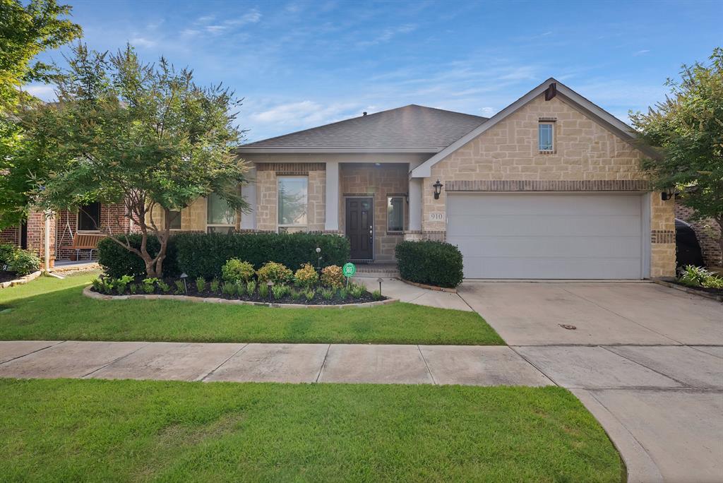 910 Greenhurst