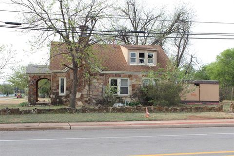 111 S 7th Avenue Munday TX 76371