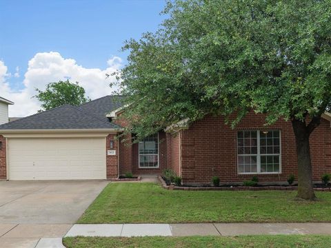 Photo of 1821 Kingsbrook Trail, Fort Worth, TX 76120 (MLS # 21249514)