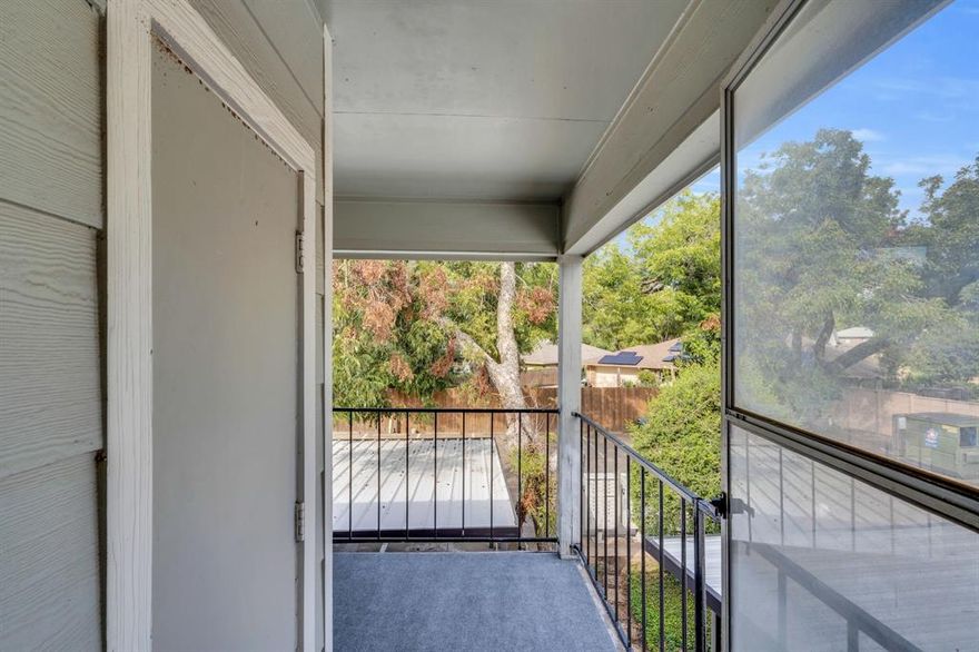 Cute and ready for new owner. Perfect for a starter property with excellent schools. Close to major highways, restaurants, shopping and so much more. Great location with very nice properties surrounding it.