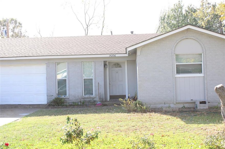 Beautiful Home, 3Bed, 1.5 Bath,2 Car Garage, Ready to move in, This is a perfect starter home, Buyers Agent verify schools and measurements, 
Property for sale AS IS