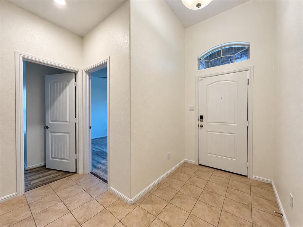 Photo of 712 Ben Lake Trail, Fort Worth, TX 76120 (MLS # 21392118)