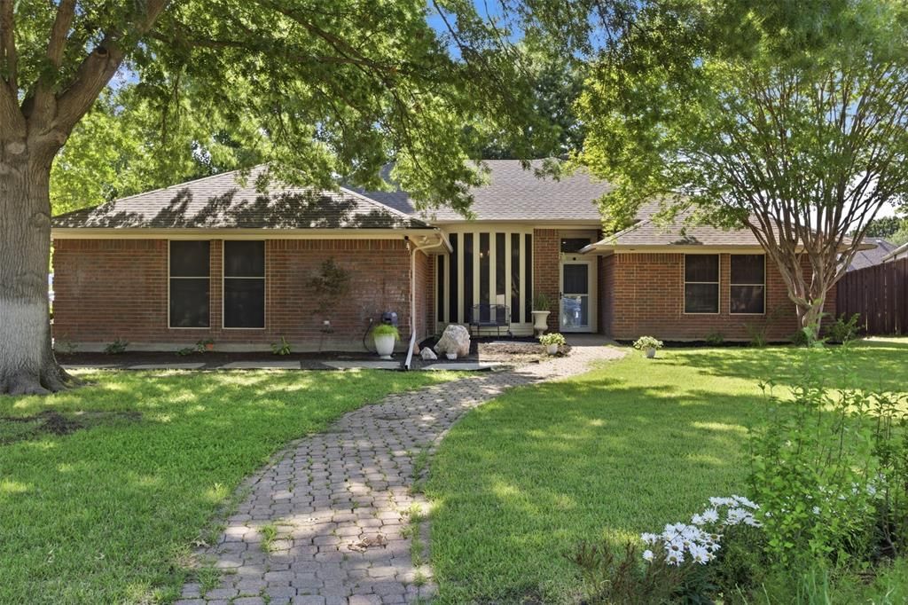 Photo of 2505 Hillview Court, Denton, TX 76209 (MLS # 21271703)