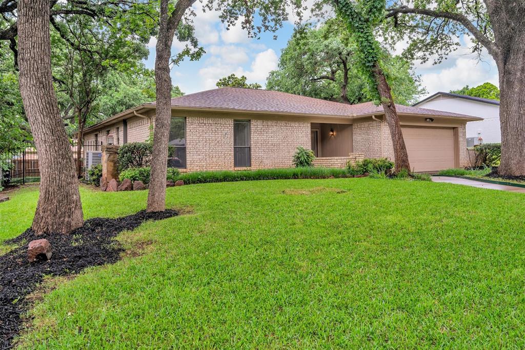 6824 Greenacres Drive