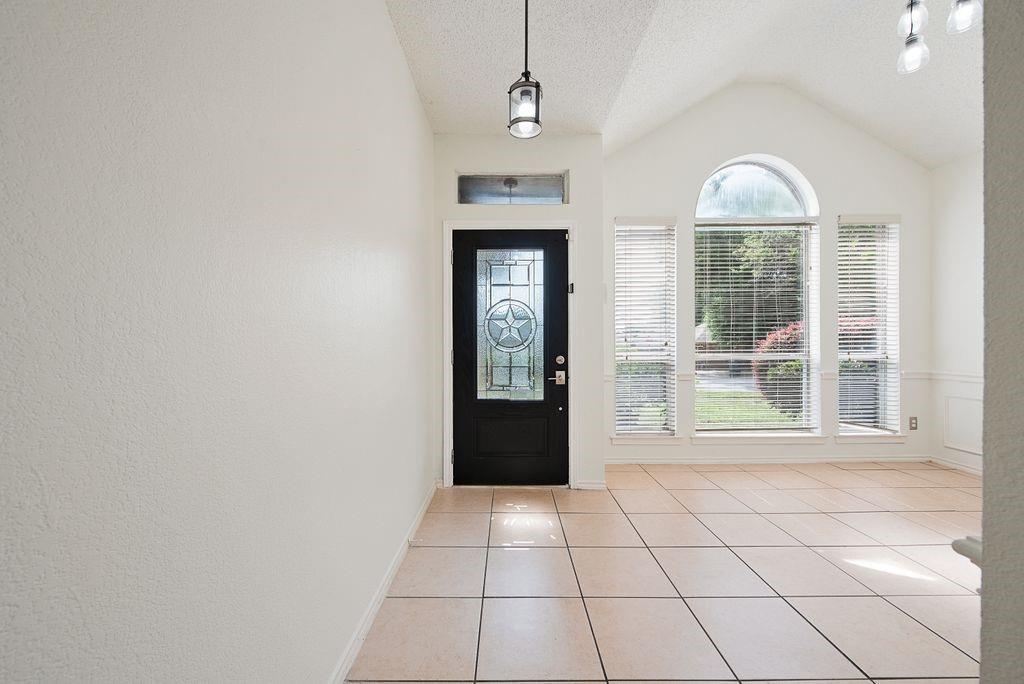 2907 Clairemont Lane