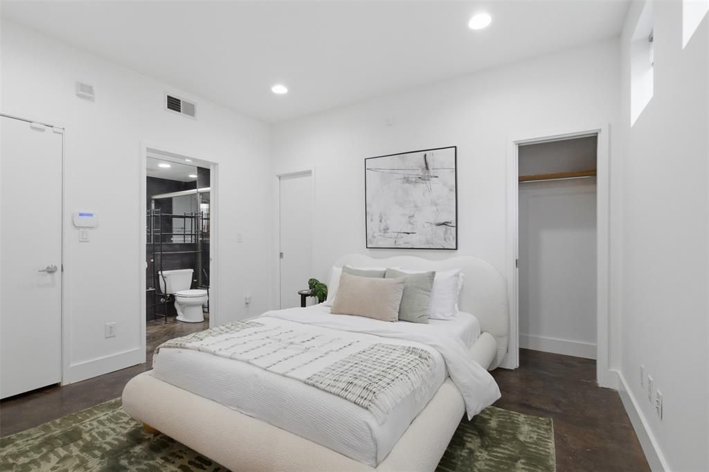 Photo of 2111 Clark Street #H, Dallas, TX 75204 (MLS # 21268193)