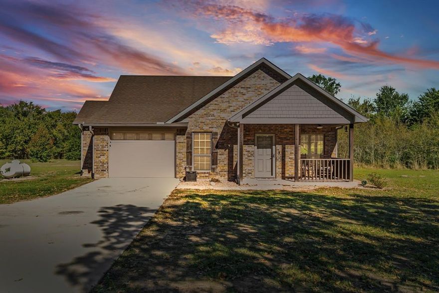 Welcome to this well designed home that is nestled on 2.15 acres in a prime location. This inviting 2bedroom home offers the best of both worlds quiet rural living with the convenience of being only minutes from town.
Step outside to enjoy your own slice of nature, where deer frequently wander through the backyard and open space surrounding you. Inside, the home offers comfortable living area, an efficient layout, and plenty of natural light throughout the home.
Whether you're looking to downsize, buy your first home, or simply enjoy the serenity of country life, this property offers exceptional value and endless potential. Don’t miss this unique opportunity to enjoy privacy, space, and convenience all in one beautiful setting.