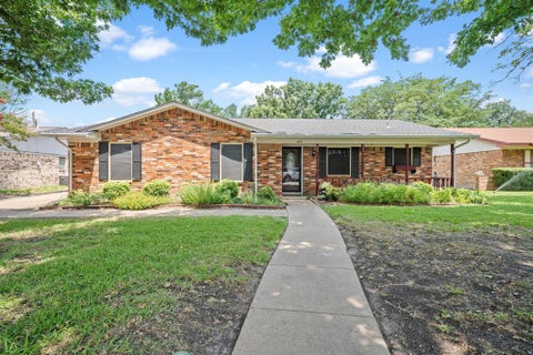 Photo of 214 Northgate Drive, Waxahachie, TX 75165 (MLS # 21312710)