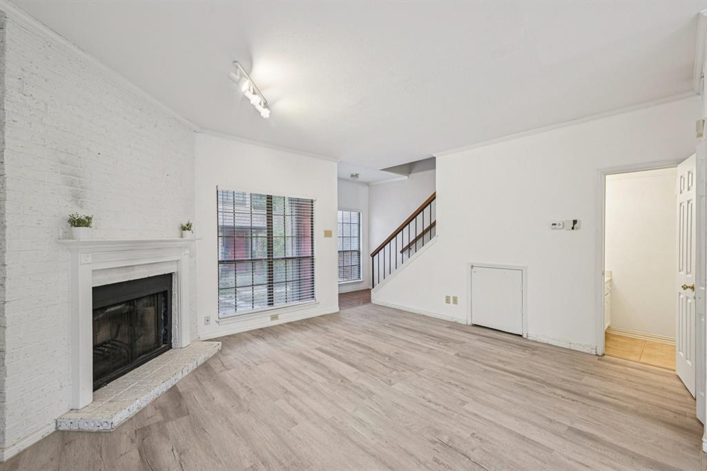 Glen Oaks Twnhms Condo - Residential