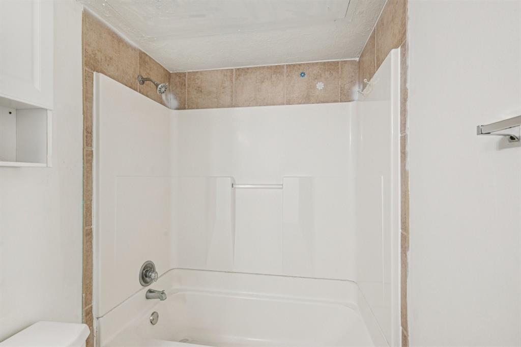 Glen Oaks Twnhms Condo - Residential