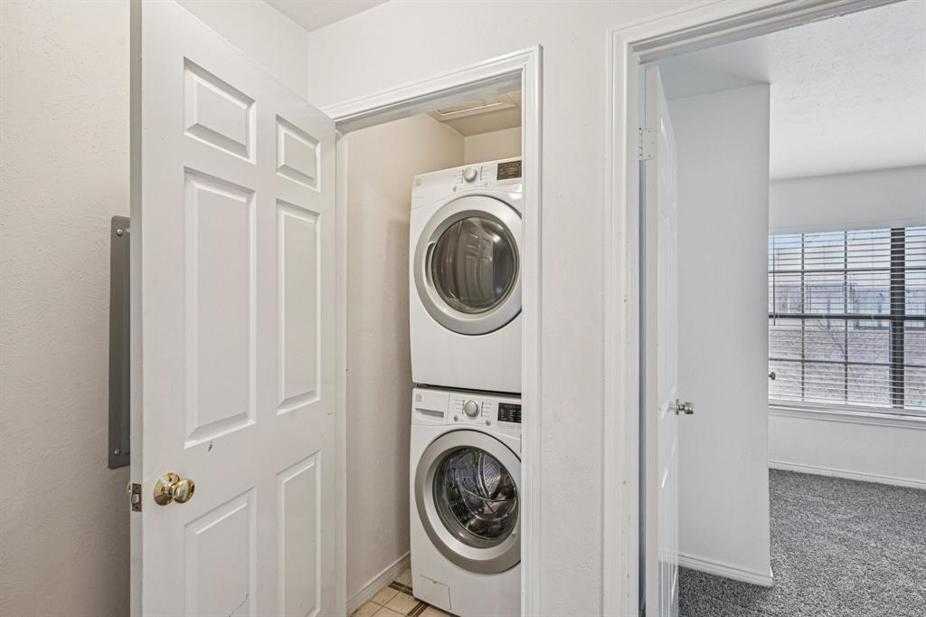 Glen Oaks Twnhms Condo - Residential