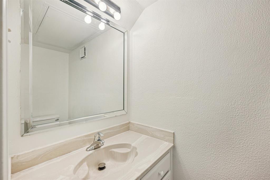 Glen Oaks Twnhms Condo - Residential