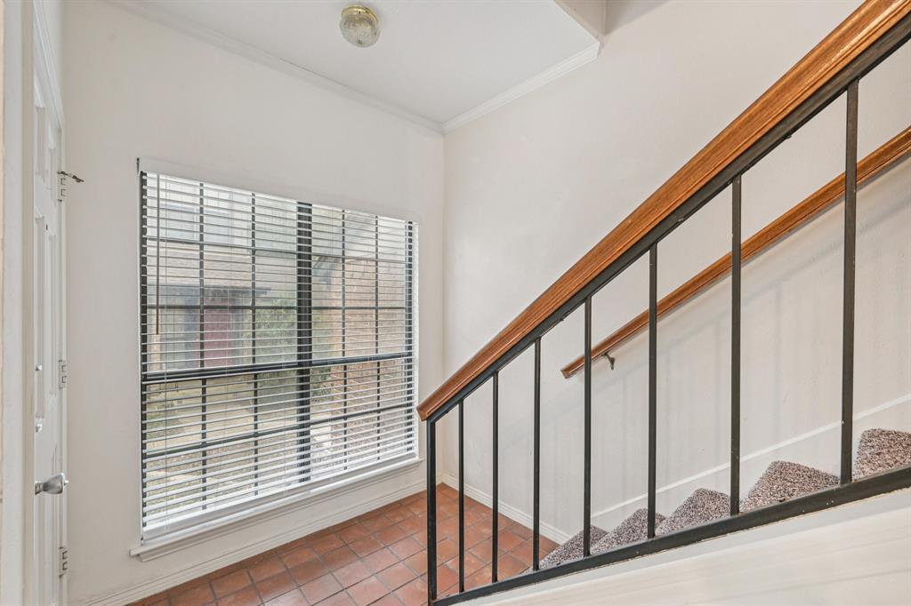 Glen Oaks Twnhms Condo - Residential