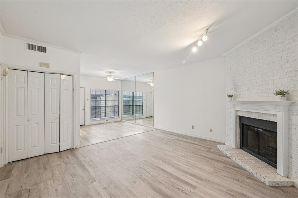 Glen Oaks Twnhms Condo - Residential