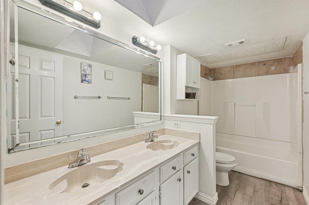 Glen Oaks Twnhms Condo - Residential