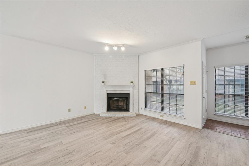 Glen Oaks Twnhms Condo - Residential