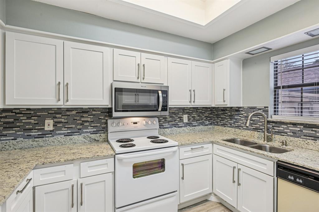 Glen Oaks Twnhms Condo - Residential