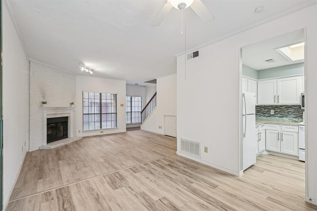 Glen Oaks Twnhms Condo - Residential