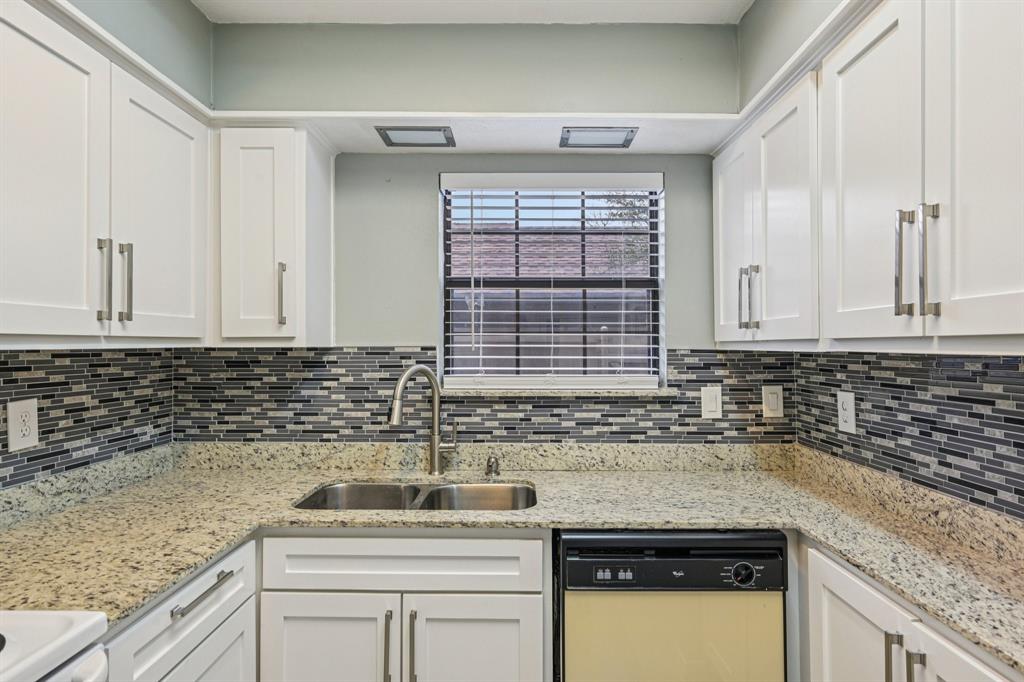 Glen Oaks Twnhms Condo - Residential