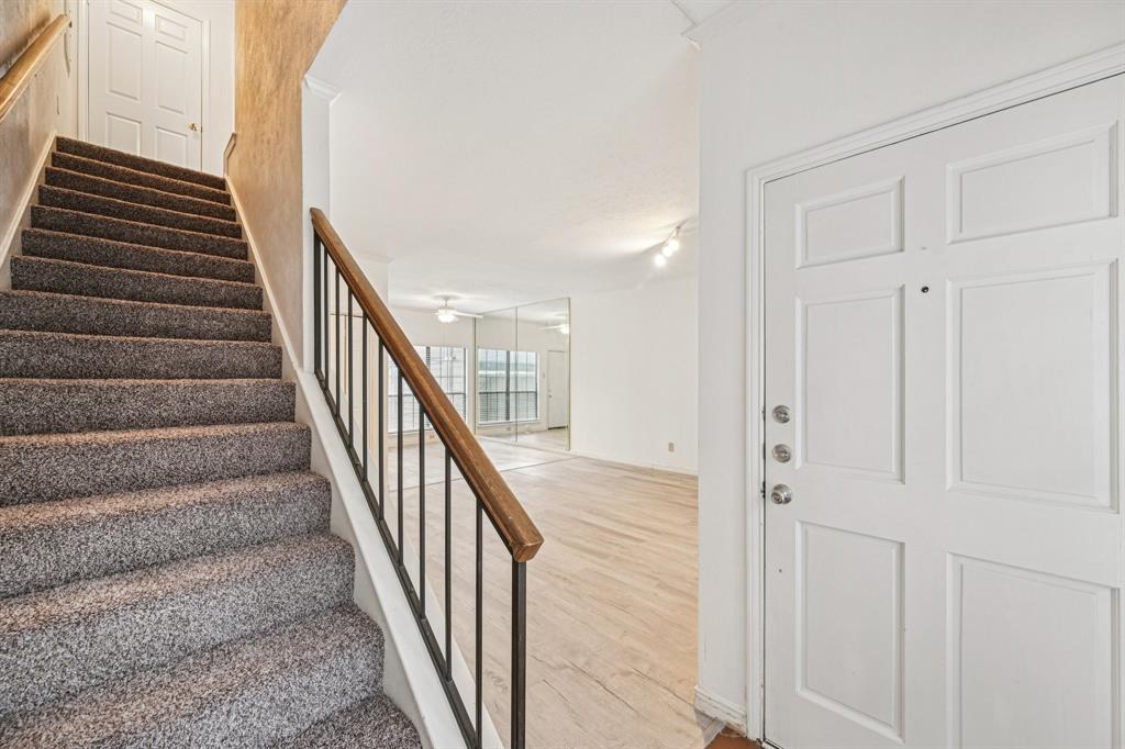 Glen Oaks Twnhms Condo - Residential