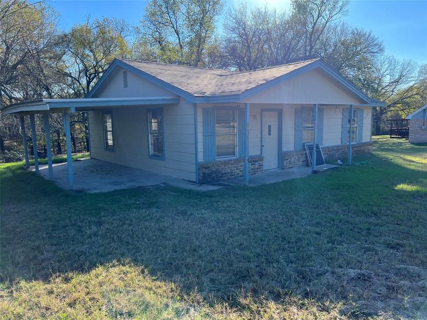 Charming 3-bedroom, 1.5-bath home on a full acre. Built in 1988, this well-maintained single-story residence offers comfortable living space, located just a short drive from town while maintaining a more rural atmosphere. Enjoy the quiet country setting with mature trees, an animal pen and plenty of space. Located just minutes from I-20 for an easy commute. Come take a look for yourself!