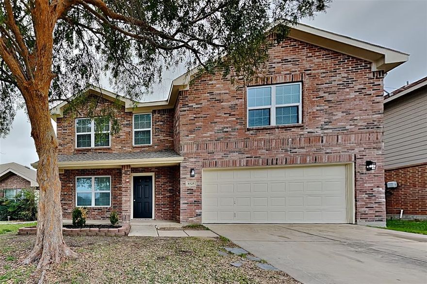 Charming 3 bed, 2.5  bath 2,572 sq ft home in Fort Worth! Open kitchen concept with updated counters. Primary suite with attached bathroom. Spacious backyard, great for gatherings! Pets accepted on a case by case basis. Additional admin fees apply. Schedule your showing today! This home is as-is.  

This home may be located within a Homeowners Association (HOA) community. If so, residents will be responsible for adhering to all HOA rules and regulations. Please contact your agent or landlord's agent for more information.