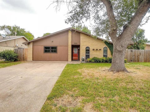Photo of 3110 Edelweiss Drive, Grand Prairie, TX 75052 (MLS # 21330631)
