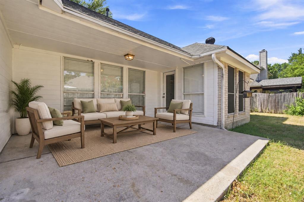 907 Red Oak Drive
