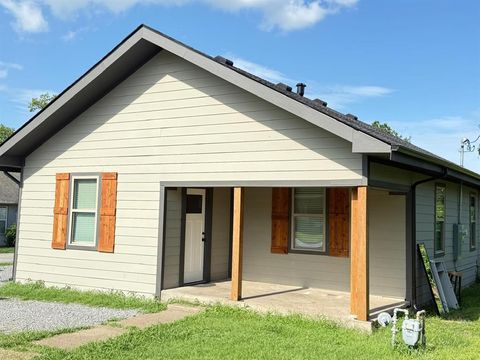 Photo of 706 N Main Street, Ector, TX 75439 (MLS # 21239911)